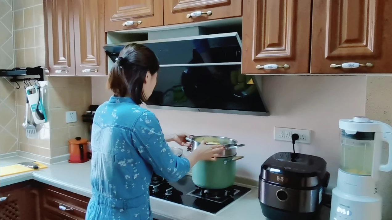 用了6年的厨房,每天按时做饭保持的很干净,常被认为是新房.