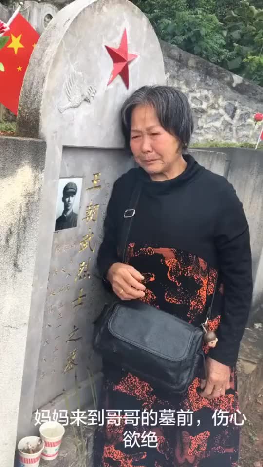 烈士家属扫墓,妈妈紧靠儿子墓碑,泣不成声!