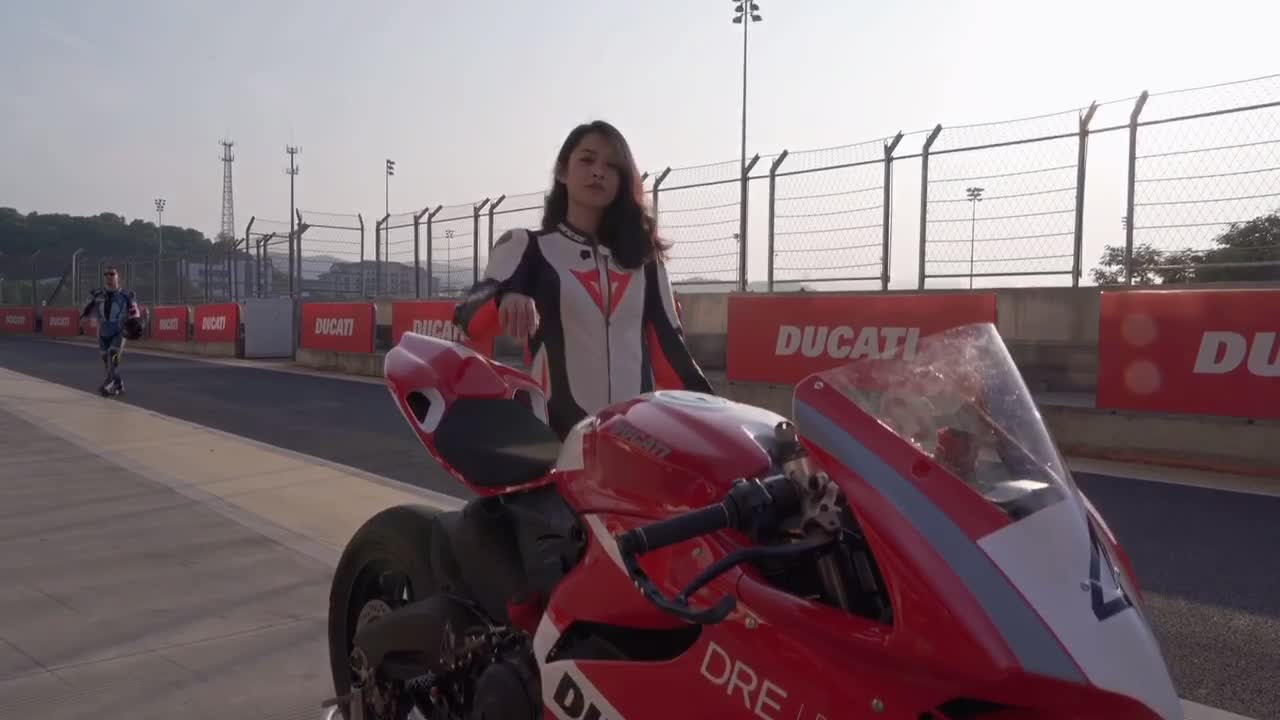 骑迹中国 #女骑 #骑士 #摩托车 女骑士:头盔一戴,谁都不!