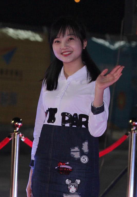 21岁的林妙可真漂亮穿拼接衬衫牛仔裙出席活动洋气又可爱