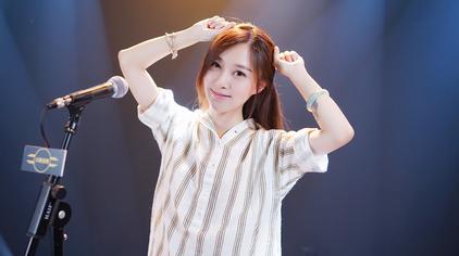 演唱一首醉人情歌《三月三》,人美歌甜,歌声轻快,听醉了农村高二妮02