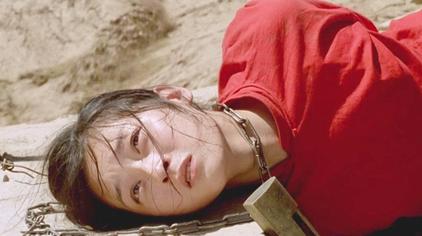 美女被陷入沼泽 - 西瓜视频