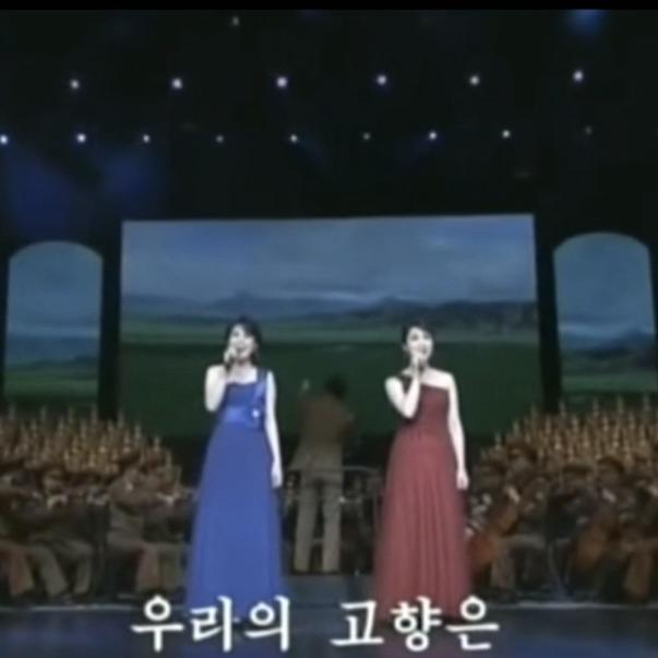 中国经典老歌出现在朝鲜的晚会上，让我们倍感亲切，心潮澎湃！