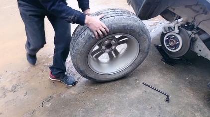 自己动手换汽车外胎 - 西瓜视频