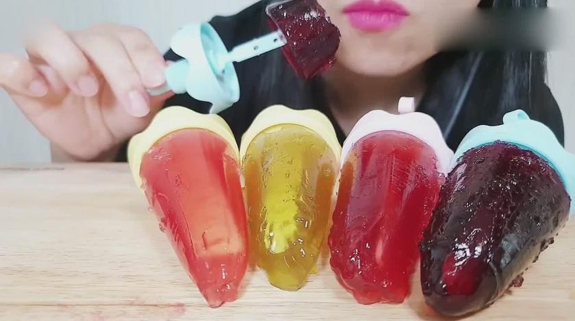 外国吃货萌妹子,吃色泽鲜艳,口感软滑的五彩雨伞果冻