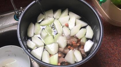 排骨冬瓜花生汤的做法 西瓜视频