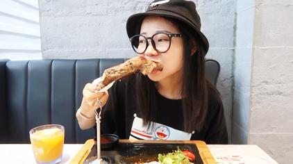 店里的小哥哥看着我103万次观看·1年前04:25麦小兜开车去非洲钱贝吃