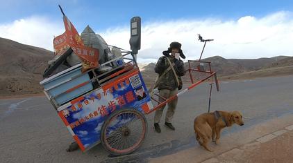 05:19旅行者大牛陕西小伙拉车进藏,一人一狗,历时6个月走了3000公里到