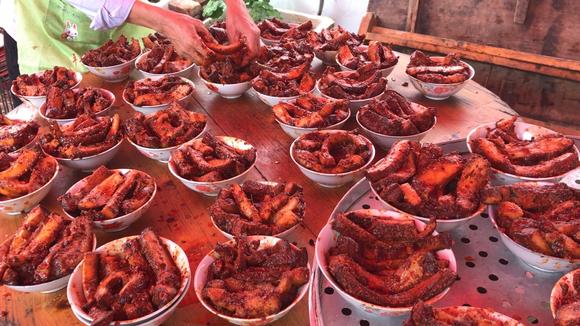 湖南农村摆酒席现场,场面十分火爆,这种上菜方式你见过吗?